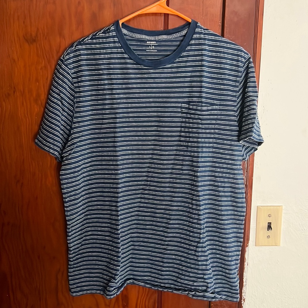 Old Navy Men’s T Shirt - Size Large